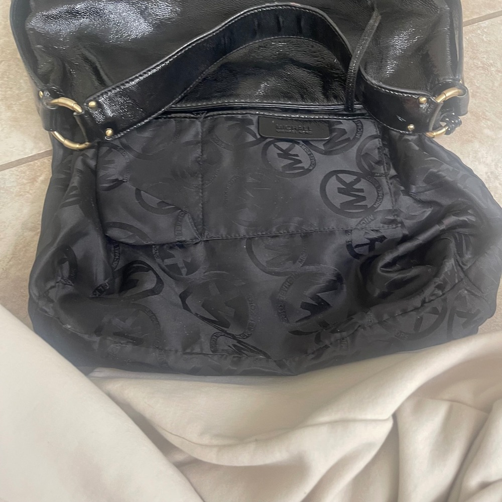 Michael Kors Black Patent Leather Shoulder Bag Gold MK Charm Hobo Large EUC - Picture 9 of 9